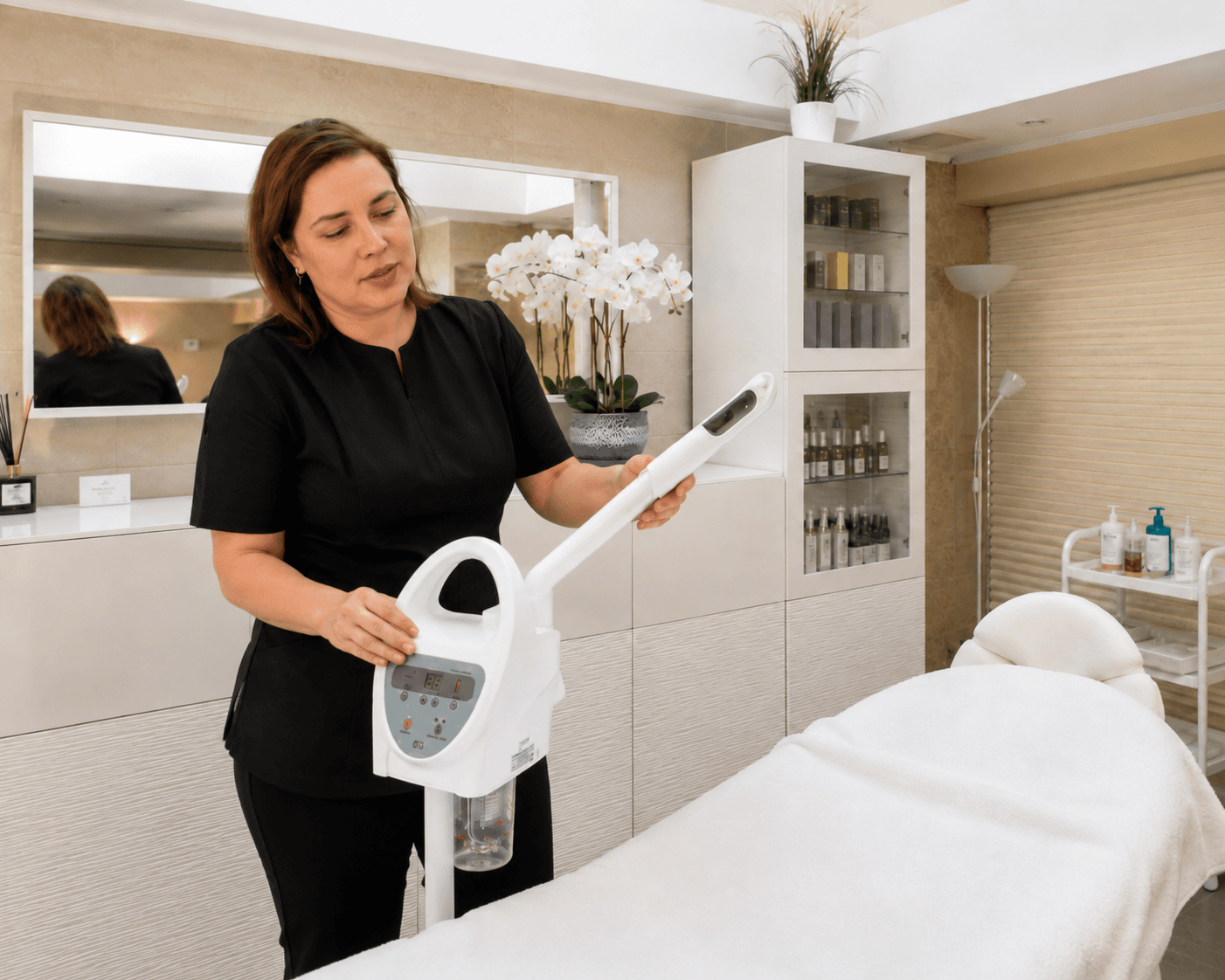 Maria, praticienne, dans l'institut Regard Sublime, avec le vaporisateur facial